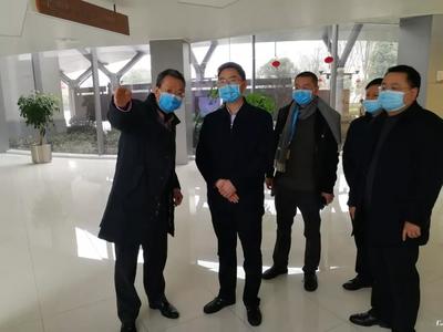 何永宏深入一线督导生活物资保障与企业复工复产，看望慰问医务人员并关注食用农产品初加工发展